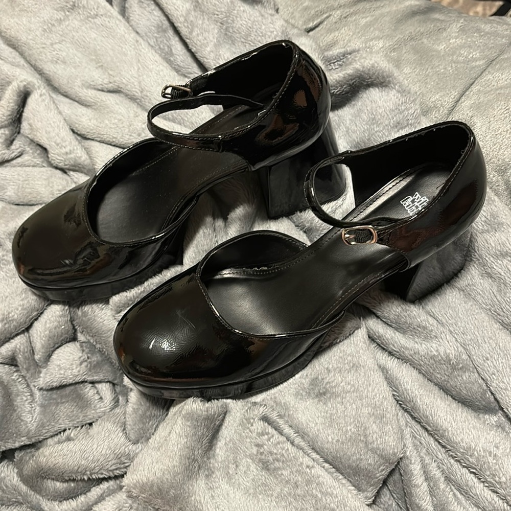 Women’s platform Mary Jane’s